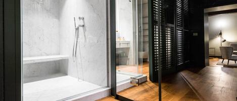 Departamento, 1 habitación | Baño | Regadera, secadora de cabello, bidet, toallas