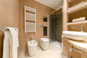 A modern bathroom with a bidet, toilet, and a glass-enclosed shower. - JOIVY Golf Garlenda - Charming Villa Guest House (Garlenda)