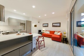 Frigorifero con congelatore, forno, pentole/stoviglie/utensili