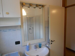 Apartemen, 3 kamar tidur, 2 kamar mandi | Kamar mandi | Shower, pengering rambut, kloset, dan handuk