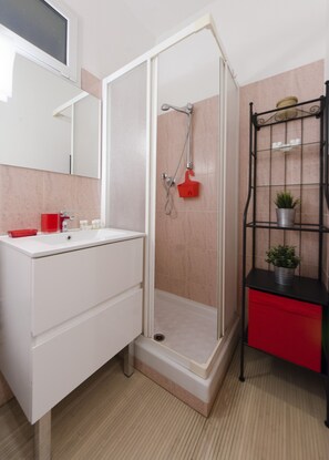Appartement, 1 slaapkamer | Badkamer | Een douche, een haardroger, een bidet, handdoeken