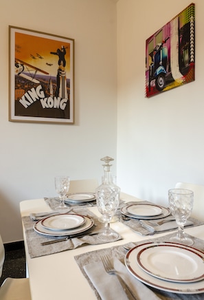 Appartement, 2 chambres, balcon | Repas dans la chambre