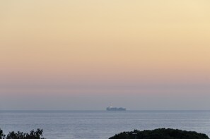 A large ship on calm waters during sunset. - JOIVY Family Flat Vicino al Mare a Genova Quinto (Genoa)