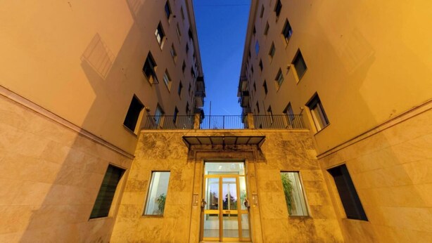 A building with a central entrance, multiple windows, and balconies. - JOIVY Family Flat Vicino al Mare a Genova Quinto (Genoa)