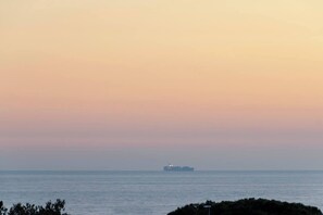 A large ship on calm waters during sunset. - JOIVY Family Flat Vicino al Mare a Genova Quinto (Genoa)