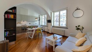 Un appartement moderne comprenant une cuisine, un coin repas et un salon.