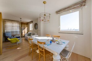 Apartment, 1 Schlafzimmer, Terrasse | Essbereich im Zimmer