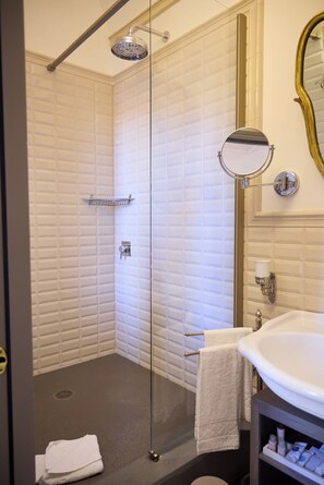 Junior-studiosuite | Badeværelse | Gratis toiletartikler, hårtørrer, badekåber, hjemmesko