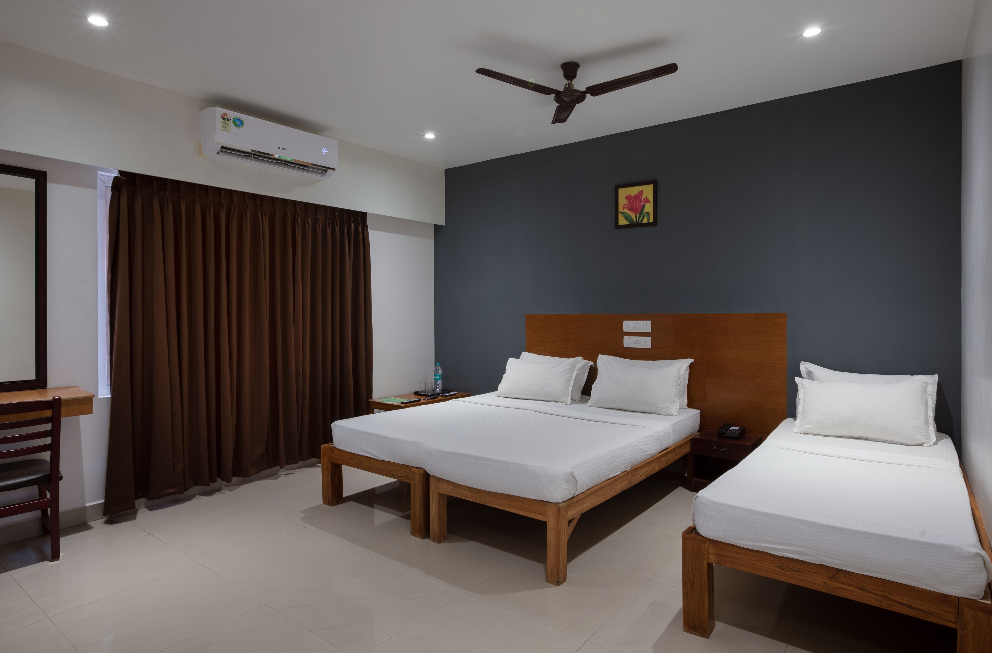 Deluxe Triple Room, Multiple Beds, Accessible, Smoking | 1 bedroom, Egyptian cotton sheets, premium bedding, Select Comfort beds