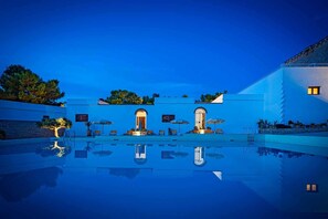 Piscina externa, guarda-sóis, espreguiçadeiras