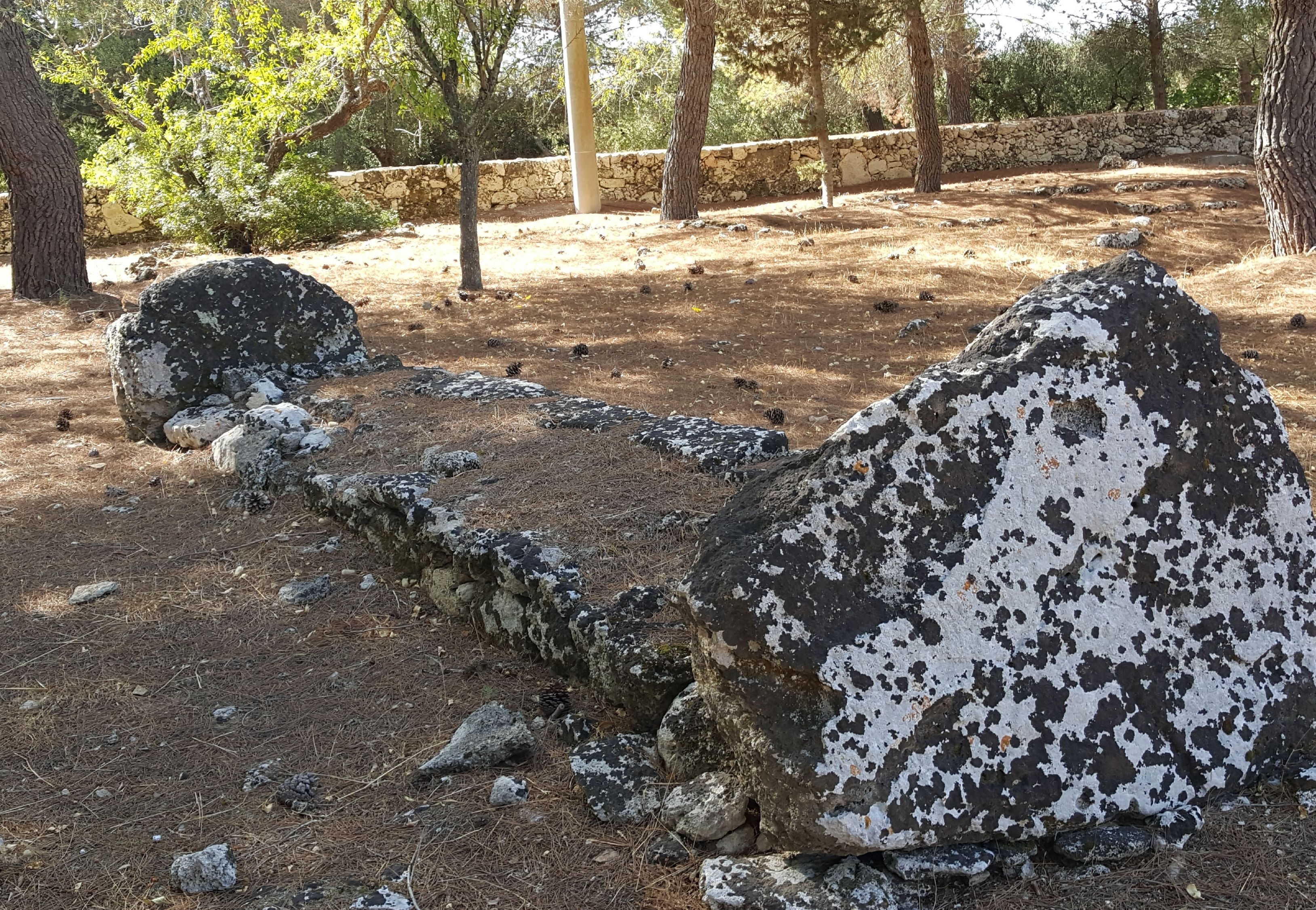 Un espacio natural al aire libre con rocas grandes y vegetación escasa.