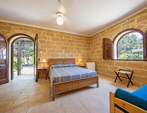 Quarto triplo, banheiro privativo | Lençóis italianos Frette, roupas de cama premium, edredons de pluma