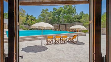 Außenpool, Sonnenschirme, Liegestühle