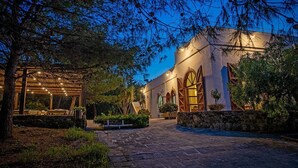واجهة المنشأة - في المساء/الليل
