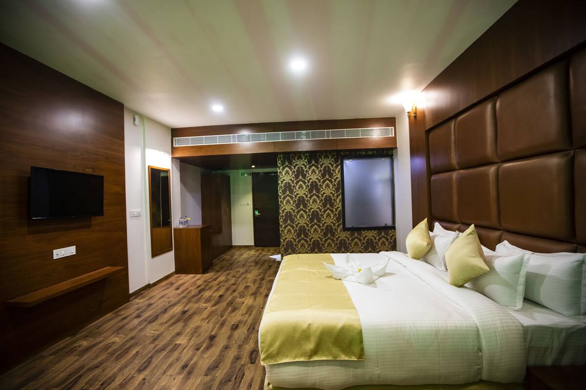 Habitación Deluxe doble, 1 cama de matrimonio grande, no fumadores, vistas al complejo turístico | Escritorio, camas supletorias, wifi gratis