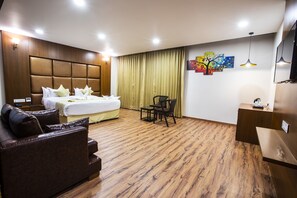 Suite de lujo, 1 cama de matrimonio grande, no fumadores, vistas a la ciudad | Escritorio, camas supletorias, wifi gratis