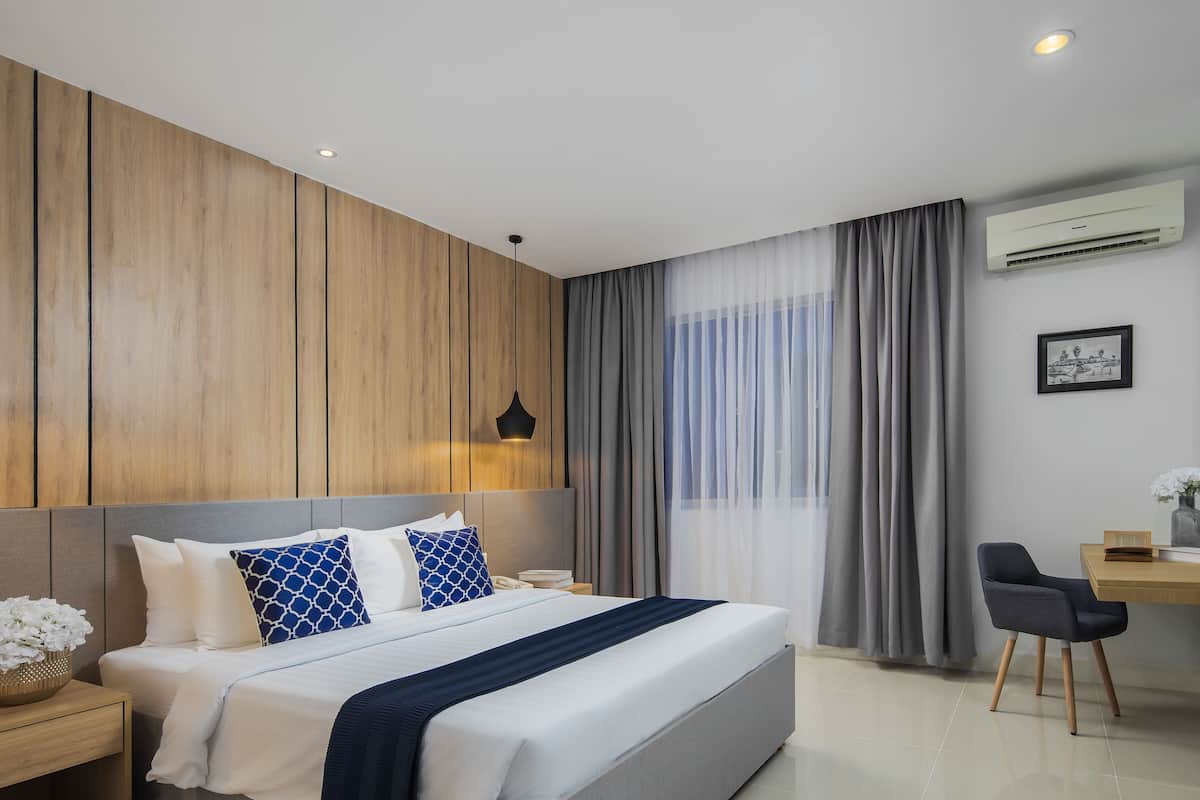 Minibar, caja de seguridad en la habitación y escritorio