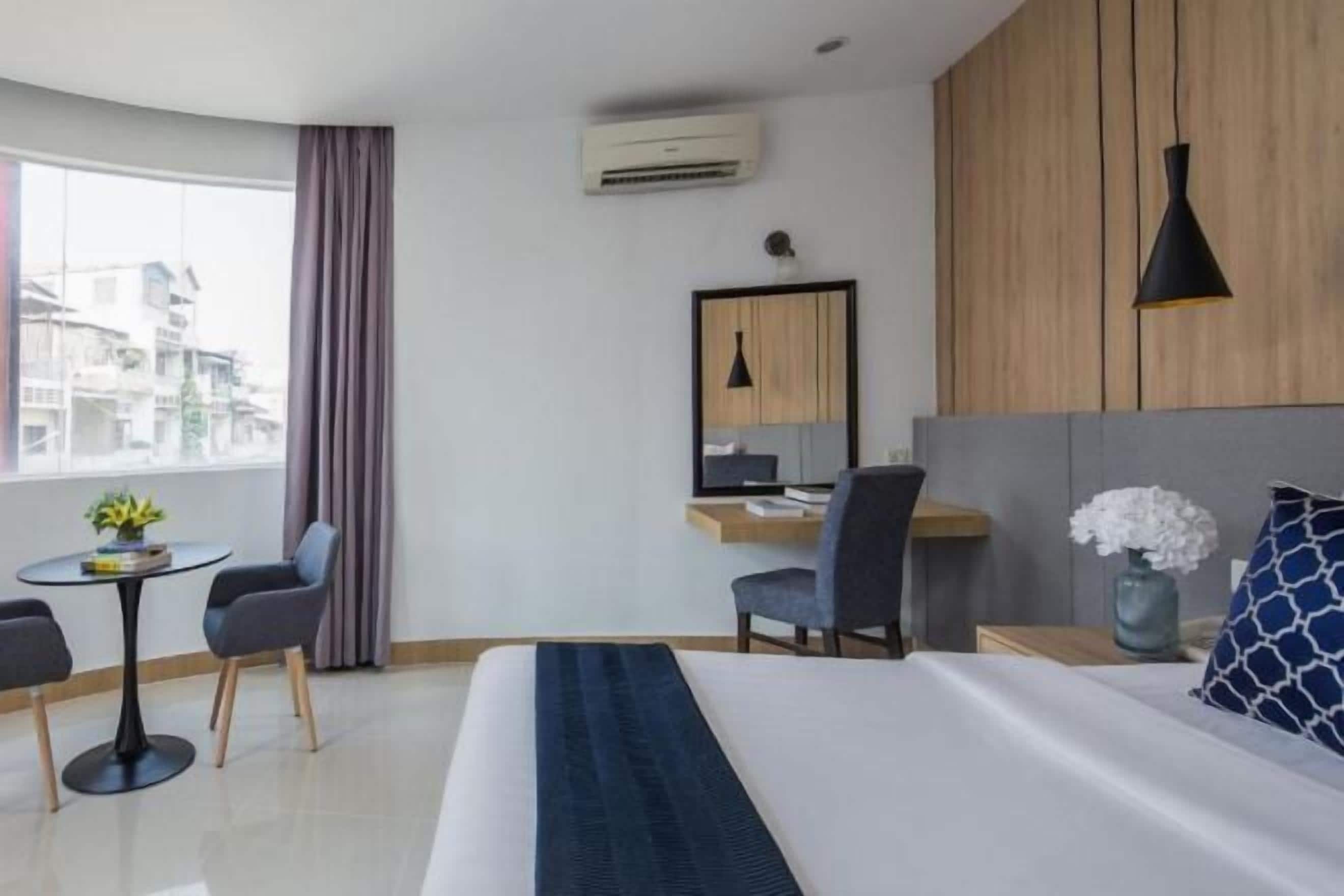 Frigobar, cofres nos quartos, escrivaninha