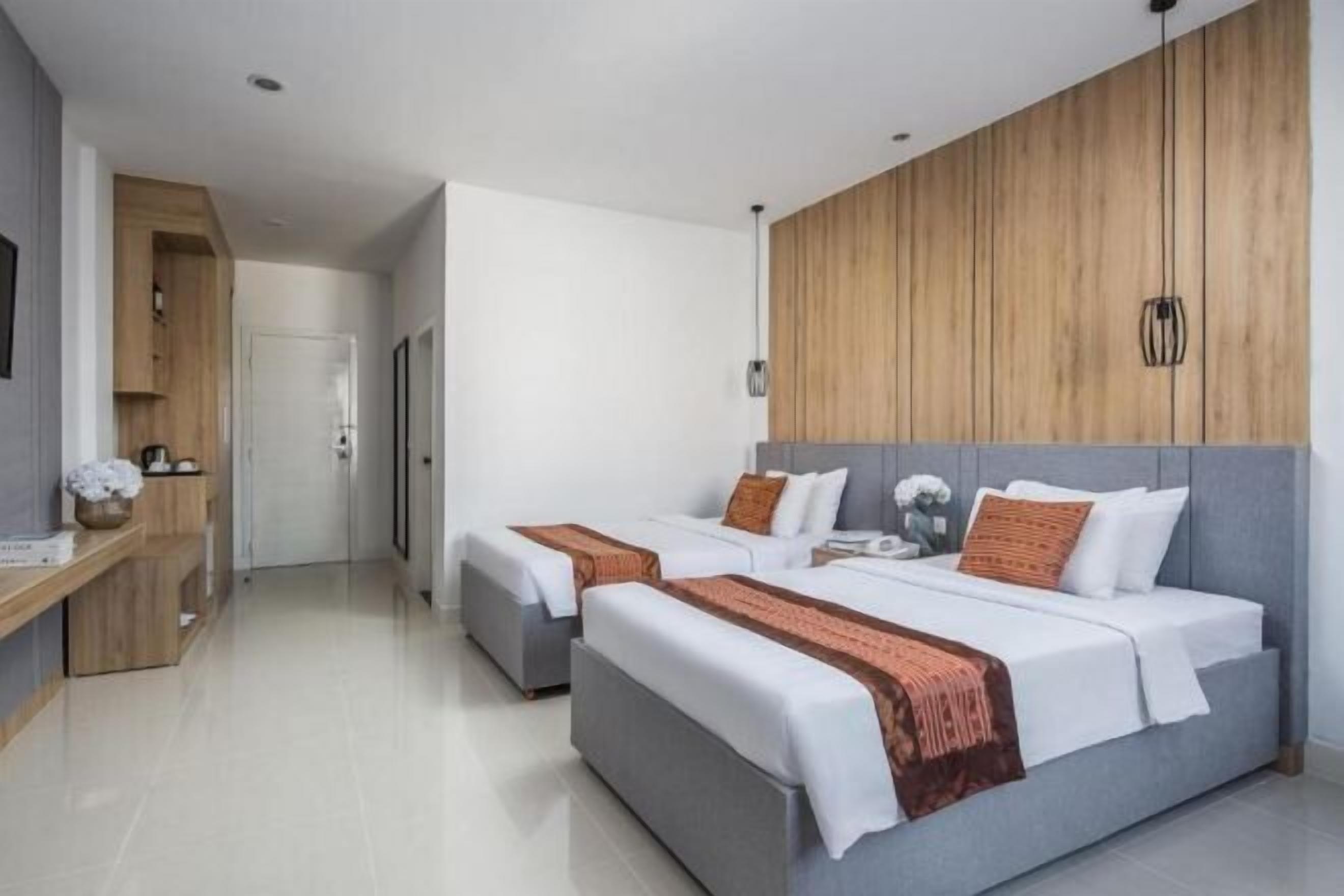 Frigobar, cofres nos quartos, escrivaninha