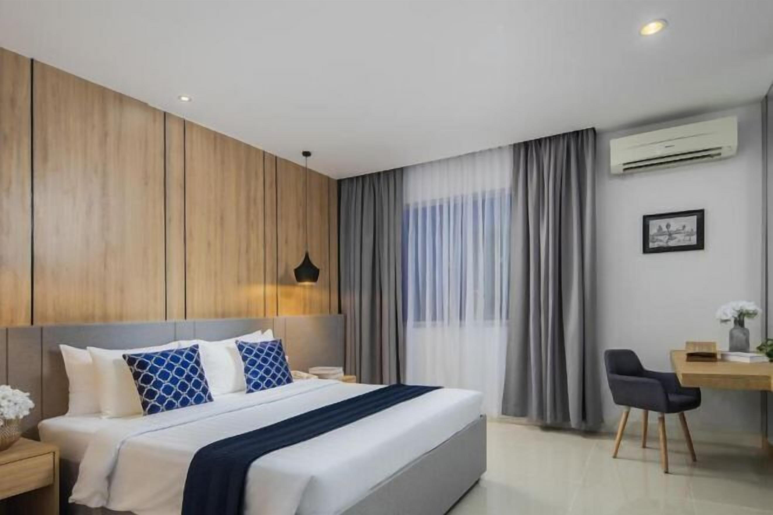 Frigobar, cofres nos quartos, escrivaninha