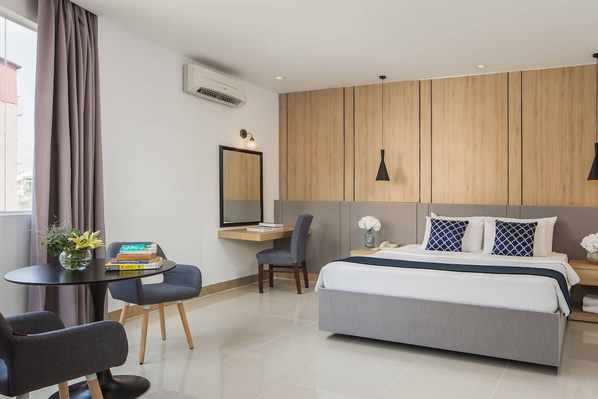 Executive Suite | Minibar, caja de seguridad en la habitación y escritorio