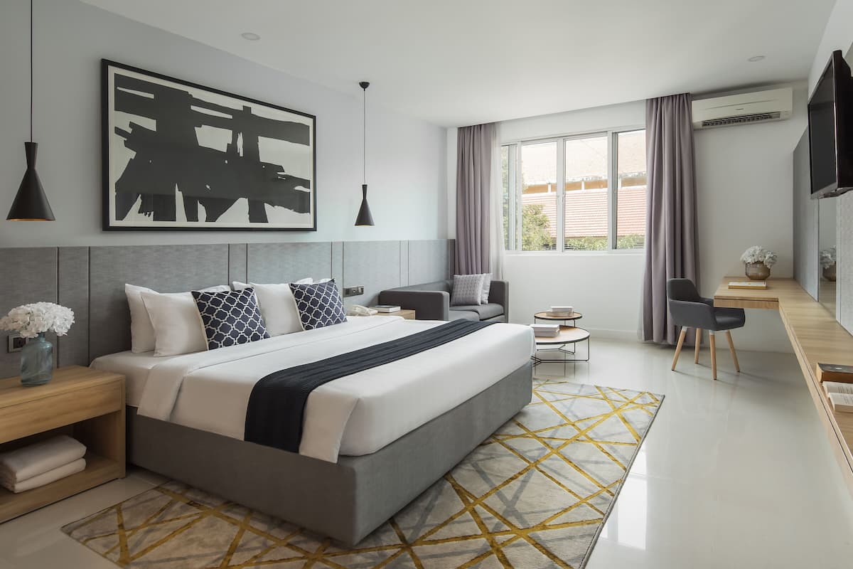Habitación doble Deluxe | Minibar, caja de seguridad en la habitación y escritorio