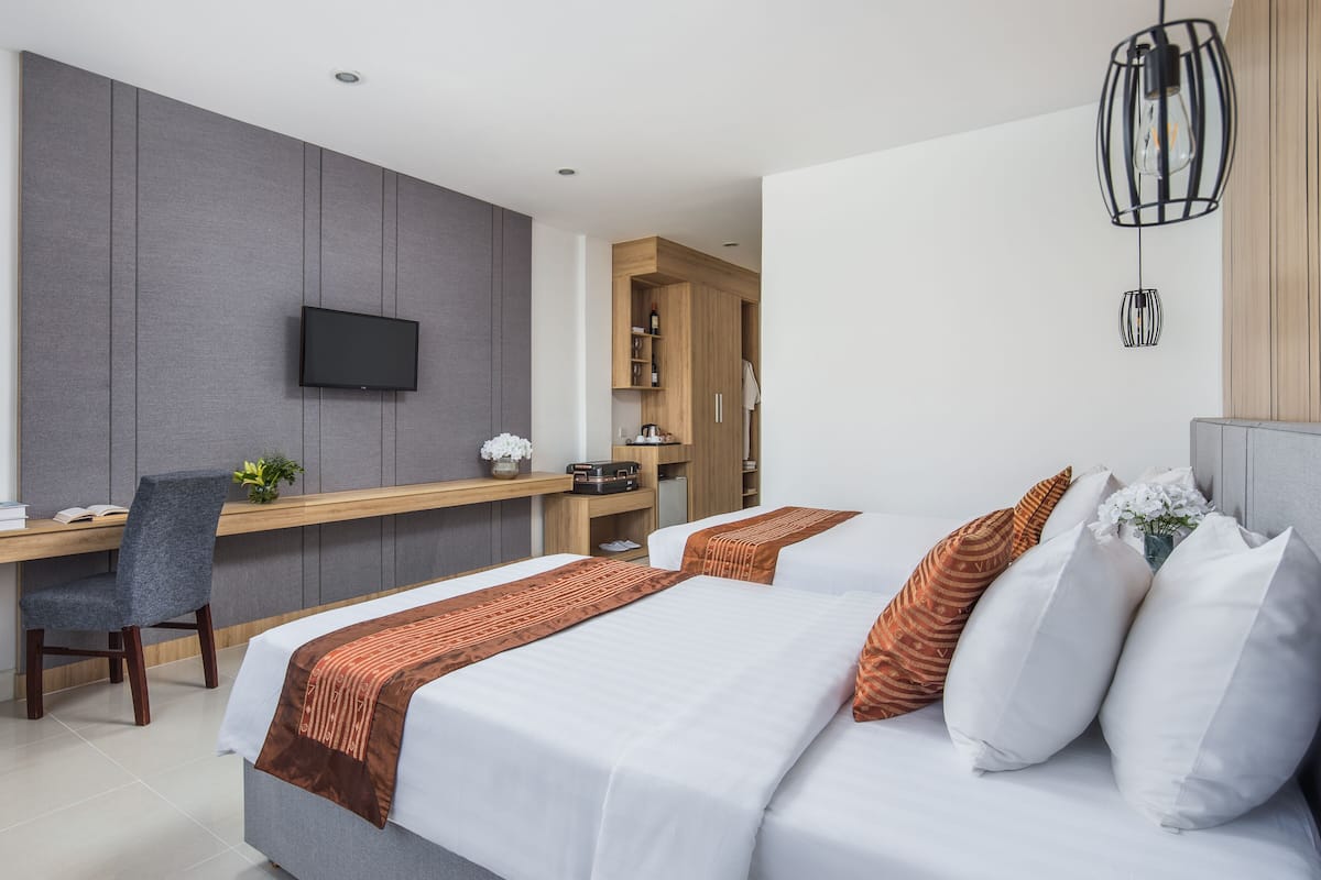 Habitación Deluxe con 2 camas individuales | Minibar, caja de seguridad en la habitación y escritorio