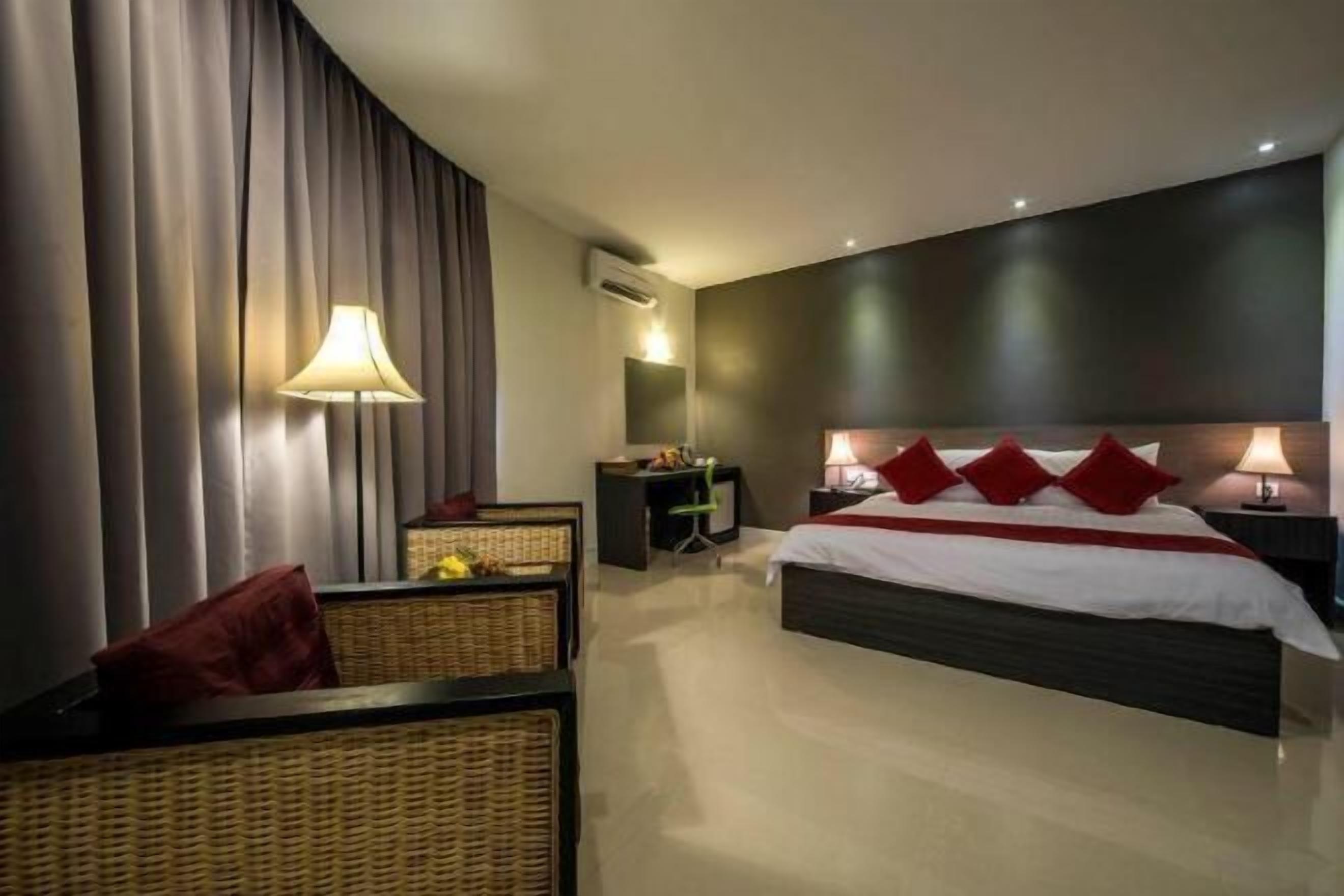 Frigobar, cofres nos quartos, escrivaninha