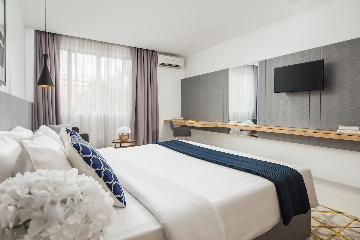 Minibar, caixa forta a l'habitació i escriptori 