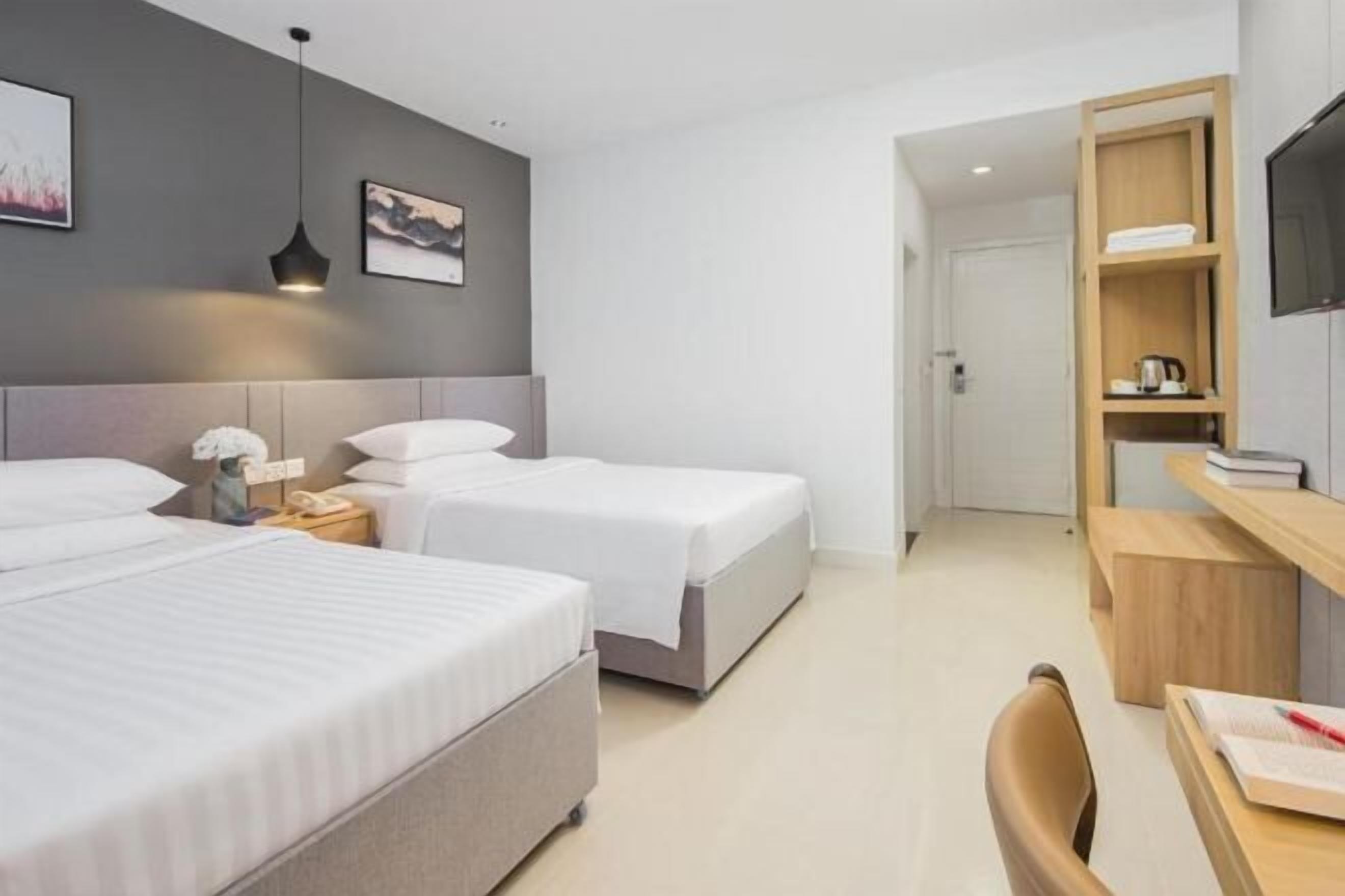 Frigobar, cofres nos quartos, escrivaninha