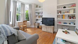 20-inch TV with digital channels - Rustic 1 Bedroom Garden Apartment in the Heart of East London (London)