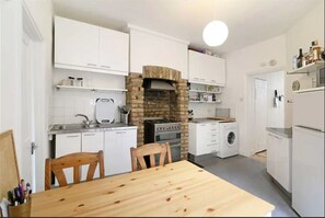 ตู้เย็น, ไมโครเวฟ, เตาอบ, เตาประกอบอาหาร