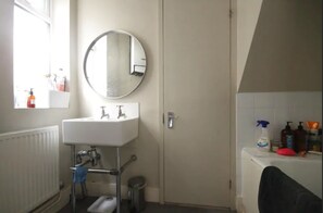 公寓 (1 Bedroom) | 浴室 | 独立的浴缸和淋浴、免费洗浴用品、毛巾