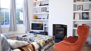 20-inch TV with digital channels - Rustic 1 Bedroom Garden Apartment in the Heart of East London (London)