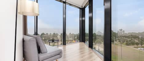 1 habitación, escritorio y sistema de insonorización