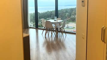 1 Bedroom Sea Panorama | Työpöytä, äänieristys, silitysrauta/-lauta, ilmainen Wi-Fi