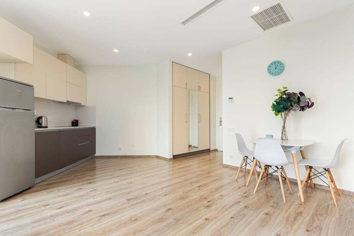 1 Bedroom Park Panorama | Private kitchen | Full-size fridge, stovetop, electric kettle, cookware/dishes/utensils