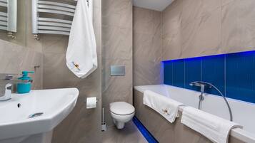 Apartment | Bathroom | Hair dryer, towels