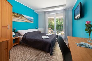 Habitación doble | Zona de estar | Una televisión de pantalla plana