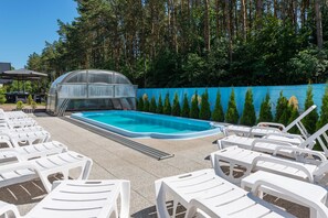Una piscina al aire libre de temporada