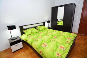 Lägenhet Classic - 1 queensize-säng med bäddsoffa - icke-rökare - utsikt mot staden | 1 sovrum, sängtillbehör av högsta kvalitet och ljudisolering