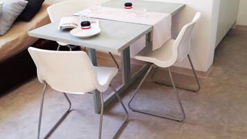 Camera tripla, 1 camera da letto, angolo cottura (Malvasia) | Pasti in camera