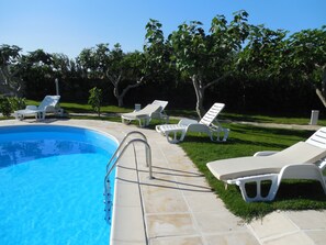 Piscine extérieure (ouverte en saison), chaises longues