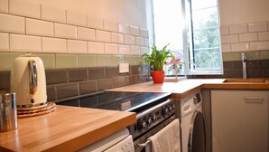 Coffee/tea maker, fridge, microwave, oven - Spacious 2 Bedroom Apartment in Greenwich (London)