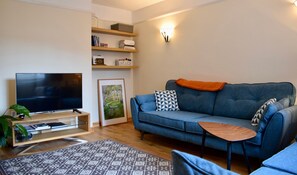 20-inch TV with digital channels - Spacious 2 Bedroom Apartment in Greenwich (London)