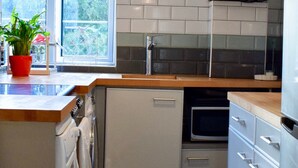 Coffee/tea maker, fridge, microwave, oven - Spacious 2 Bedroom Apartment in Greenwich (London)