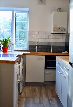 Fridge, microwave, oven, dishwasher - Spacious 2 Bedroom Apartment in Greenwich (London)