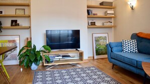 20-inch TV with digital channels - Spacious 2 Bedroom Apartment in Greenwich (London)