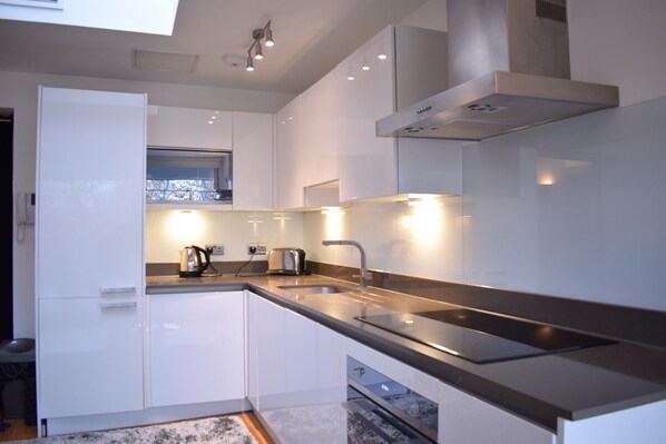 Fridge, microwave, oven, stovetop - Modern 1 Bedroom Flat in Chelsea With Balcony (London)