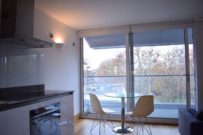 Fridge, microwave, oven, stovetop - Modern 1 Bedroom Flat in Chelsea With Balcony (London)